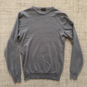 Stenströms tröja - Snygg grå, 100% merino ull tröja från Stenströms i storlek M. Inga defekter och den är i toppen skick! Nypris är ca 1500!