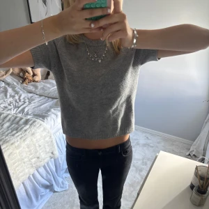 Grå croppad stickad tröja - Grå stickad tröja 