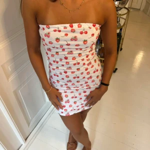 Klänning - En såå söt, tajt tubklänning med bärprint från Design by sí🍓🍒 fint skick, endast använd en gång, nypris: 241kr.