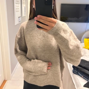 Beige stickad tröja från H&M - Använt 2 gånger. Inga knottror eller någonting.