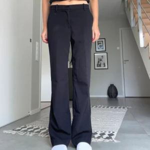 Lågmidjade kostymbyxor  - Säljer mina kostymbyxor med lågmidja från Lindex i storlek 36. De är i bra skick. Jag är 173 och de är bra längd på mig, fungerar även för ännu  längre! 