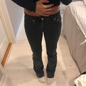 Svarta bootcut jeans från Lager 157 - Jag är 170cm lång. Byxorna är i full längd. Använt mycket men det är inget fel på dom. 