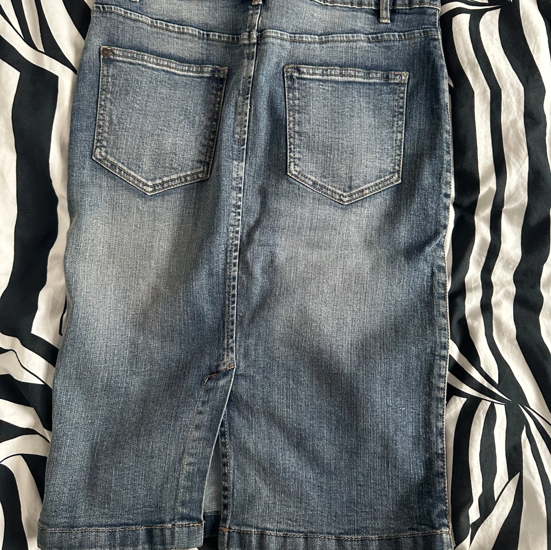 Blå jeanskjol med slits - 3