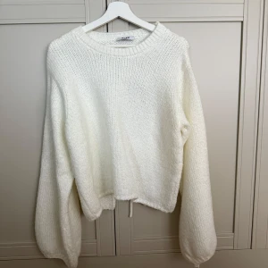 Stickad tröja  - Så fin vit stickad tröja som är öppen i ryggen från NA-KD i storlek M. Nypris 399. ( se bild 3 & 4 för att se hur den sitter på )💗