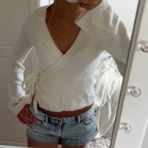 Vit omlott kofta med knytband - Superfin vit omlott kofta med knyt i sidan och v-ringad hals. Storlek xs och knappt använd! ❣️