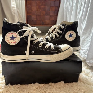 Svarta converse  - Super snygga svarta converse i storlek 38 men passar 39!!