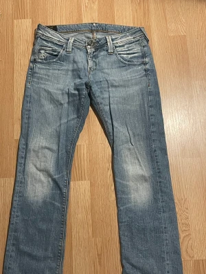 Lågmidjade lee jeans  - Ljusblå lee byxor, låmidjade. Passar om man är 163-168 cm lång 