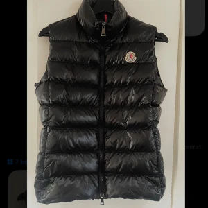 Moncler Ghany vest - Säljer min moncler ghany Down Gilet väst. Mycket bra skick och bara använd ett fåtal gånger. Storlek 1 (passar en XS/S). Den är äkta och på bild 4 kan ni se scanningen, original pris 9505. Skriv privat för frågor eller egna bilder. Pris kan diskuteras!