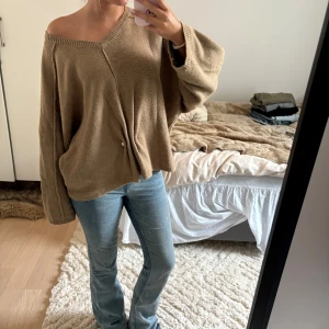 Super snygg brun tröja med guld detalj!! - Asss snygg brun beige tröja från Zara med en guld detalj!!! 