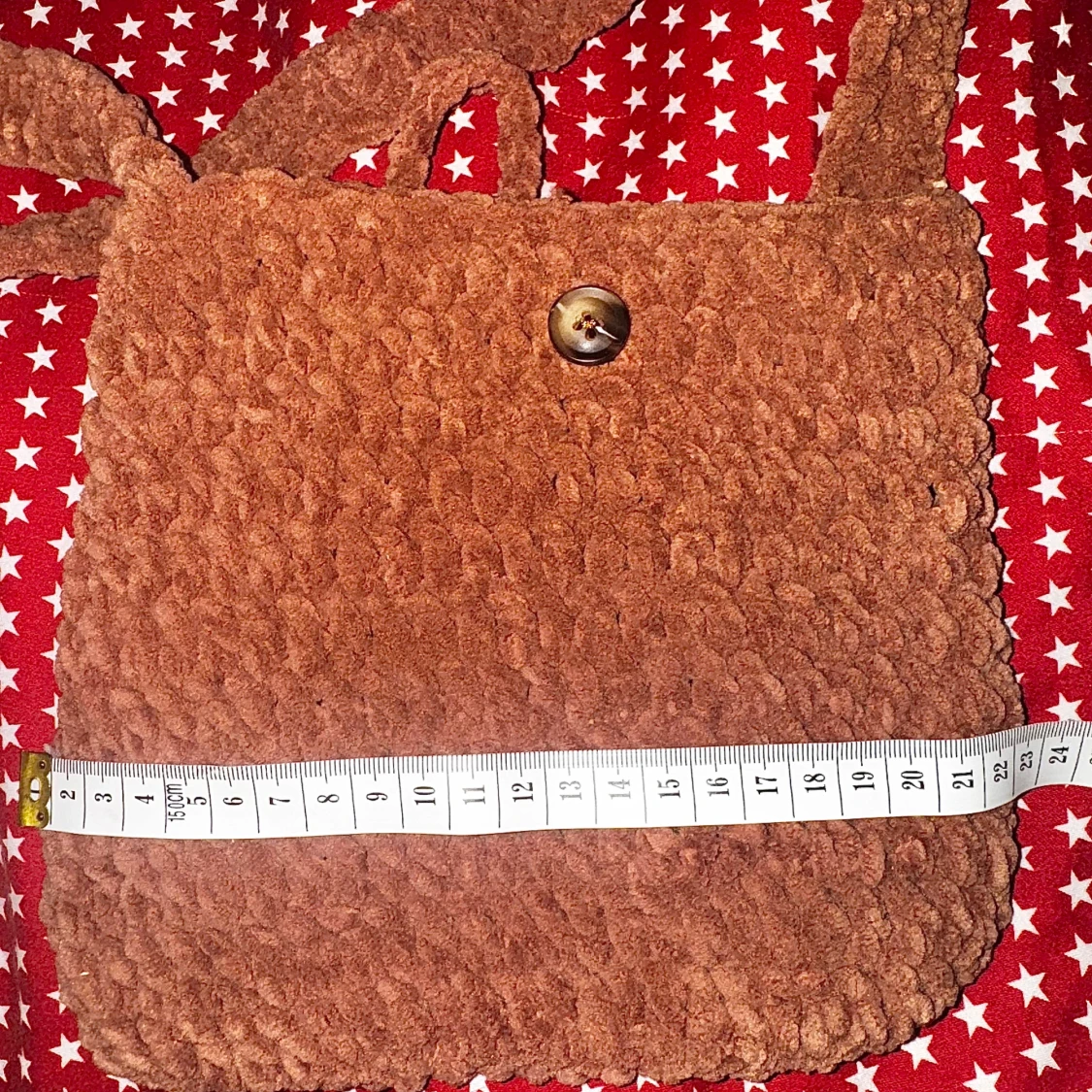 Handvirkad axelväska med knapp - 2