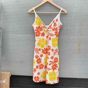 Vintage klänning - Ascool klänning som min mamma hade på 90-talet. Riktigt unik och hippie/flowerpower. Står ingen storlek men skulle säga xs-s. 