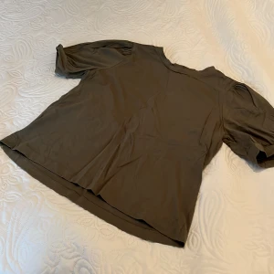 Grön topp från Firefly  - Säljer en jätte söt topp från Firefly med puff ärmar! Perkeft om du vill vara lite uppkläd men ändå ha något skönt på dig!