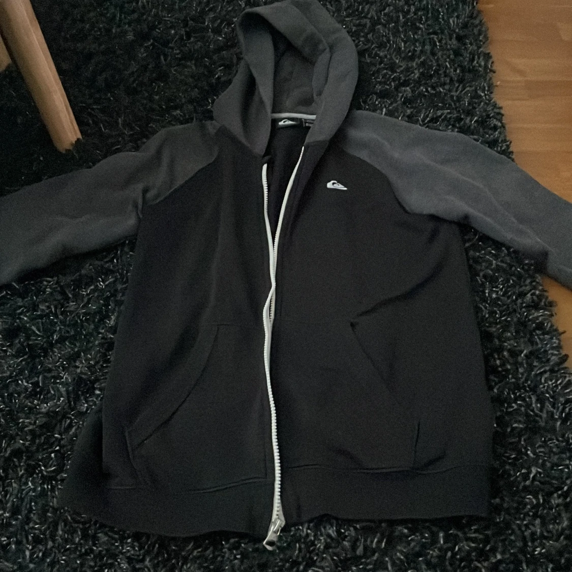 Svart och grå hoodie från Quiksilver