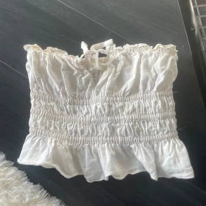 söt topp - jättesöt topp från hm, superbra skick. skriv för bild på