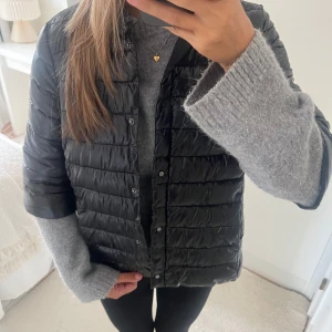 Svart pufferjacka  - En snygg svart pufferjacka med trekvartärm🩷
