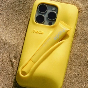 Rhode mobilskal iPhone 16 PRO Max  - Superfräscht gult mobilskal från Rhode! Mjuk och greppvänlig design som sticker ut och gör mobilen extra snygg. Perfekt accessoar för dig som vill ha både stil och funktion nära till hands. Läppglans följer med helt nytt, mobilskal och läppglanset är båda helt nya och aldrig använda. 