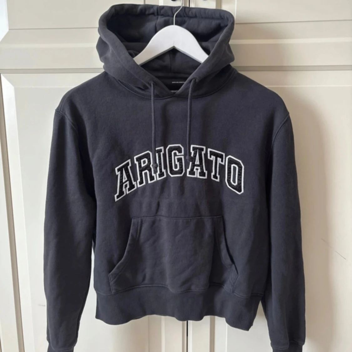 Grå/Svart hoodie från Axel Arigato XS