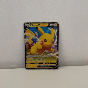 Pikachu V - Coolt Pokémonkort med Pikachu V! Perfekt för samlare och fans av Pokémon. Kortet har snygg design och är en favorit bland unga spelare. Ta chansen att utöka din samling med denna ikoniska el-Pokémon.