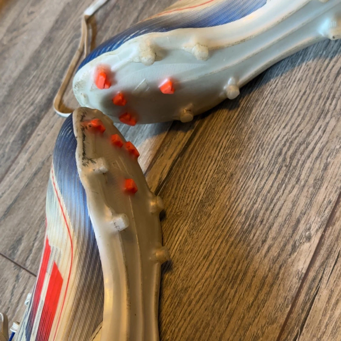 F50 | Adidas fotbollsskor i vitt, blått och rött - 1