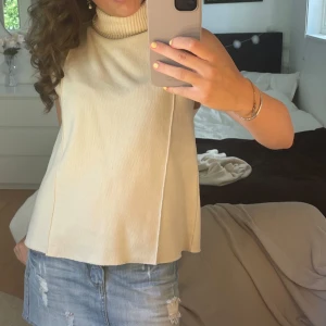 Polotröja zara  - Snygg polotröja utan ärmar från Zara, jättebra skick förutom en liten fläck vid nedanför kragen (bild 3). Men den syns inte när man har på sig tröjan! ❤️❤️