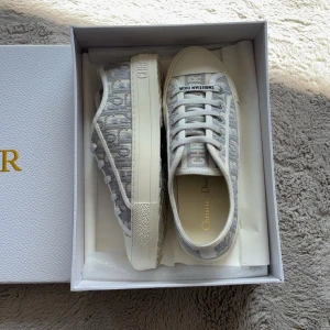 Dior sneakers  - Heej! Säljer nu dessa drömskor, också kallade dior sneakers, i färgen grå! Skorna har endast använts vid speciella tillfällen, och har blivit otroligt bra omhändertagna, skorna är i storlek 39 och är sanna i storleken, det med följer box och påse samt allt de ni ser på bildern😇