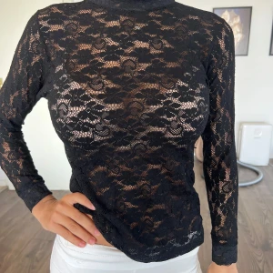 Svart spetsblus med lång ärm - Säljer en svart, transparent spetsblus med lång ärm och hög hals. Perfekt för fest🖤(pris kan diskuteras)
