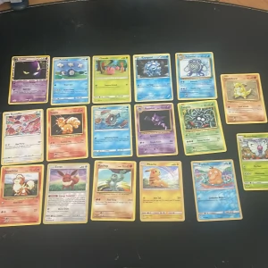Pokémon Trading Card Game - Kortsamling - Samling av Pokémonkort med klassiska figurer som Pikachu, Eevee och Vulpix. Perfekt för dig som vill börja samla eller spela Pokémon TCG! Levereras i en snygg plåtlåda med coolt motiv. Upptäck spänningen och byt kort med vänner! Cryogonal är ett tryckfel och har därför 9000 HP, ett 1/1 kort. Samlingen består av 144 pokemonkort, 44 trainerkort och 36 energykort.
