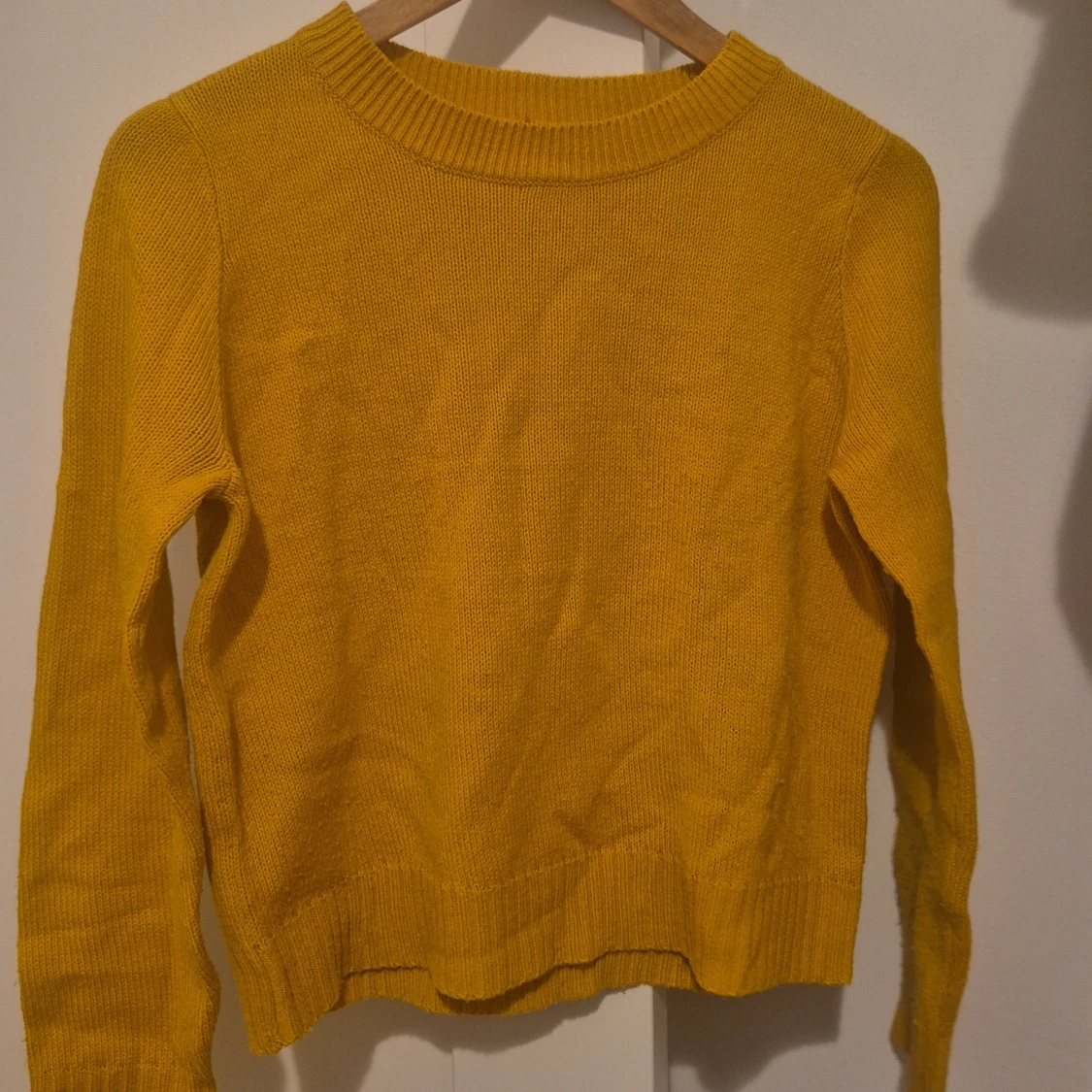 Gul stickad tröja med rund hals