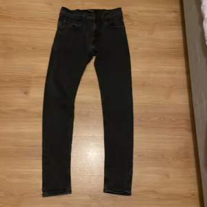 Svarta Replay jeans - Tja jag säljer mina svarta Replay jeans. De är i storlek 31/32. Inga större defekter förutom ett litet hål vid grenen 