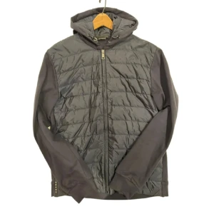 Prada blouson hybrid jacka - Prada blouson, hybrid jacka, Cardigan.  Storlek M. Använd fåtal gånger, inga flaws. Skriv för mer bilder och information! Pris går att diskutera 