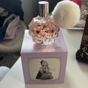 Ari by Ariana Grande parfym 100ml - Ari by Ariana Grande är en söt parfym i en kristallformad flaska med ljusrosa doftvätska och en fluffig vit pompom.    Endast testad några sprut, men kommer ej till användning☺️