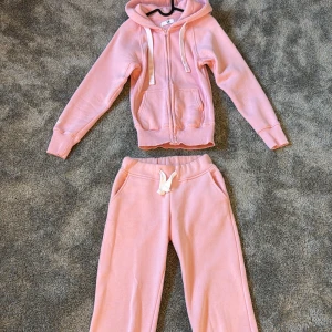 Mjukisset från Russemerch XXS - Byxor och hoodie från Russemerch, använda och lite urtvättade därför billigt pris