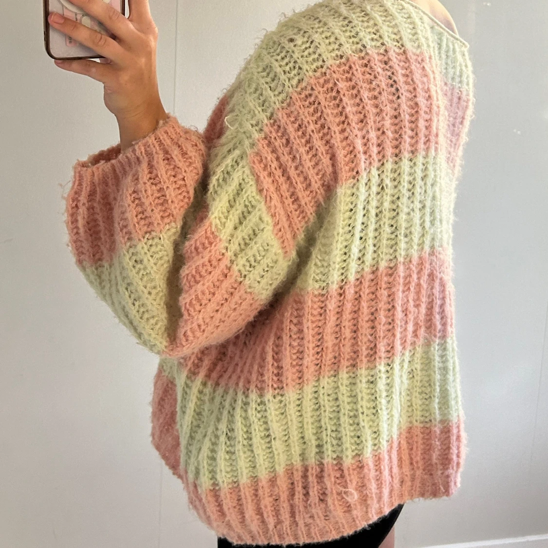 Randig pastellfärgad stickad tröja - 2