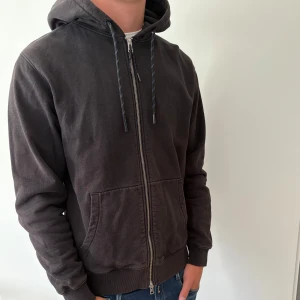 These glory days hoodie med dragkedja och huva - Svart hoodie med hel dragkedja framtill, huva med två snygga blå svarta snören. Tröjan är från These glory days och är mycket snygg. Passar även perfekt som storlek M 