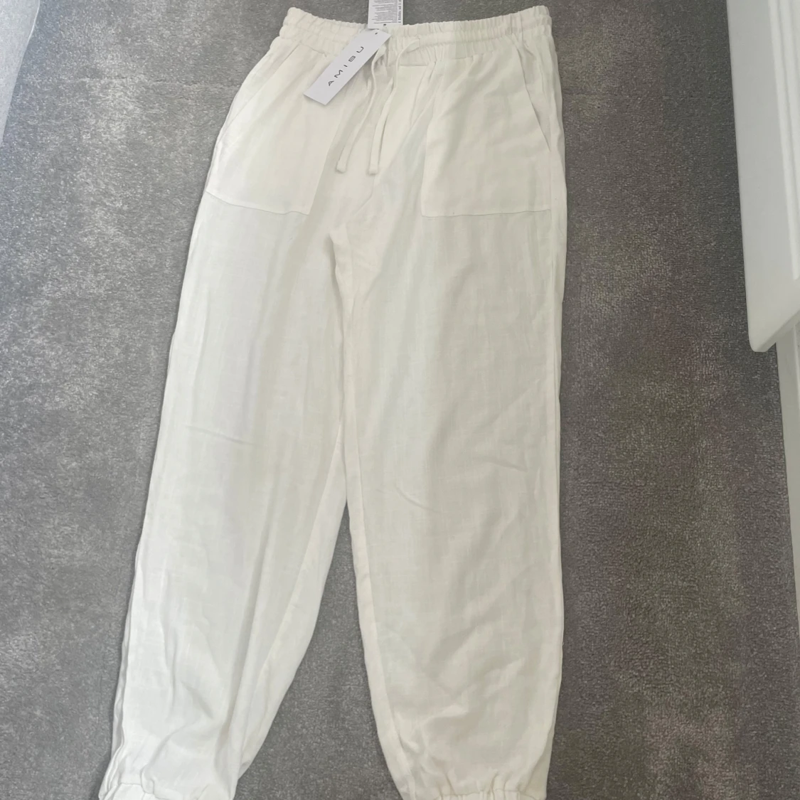 Vita linnebyxor från Amisu med snörning