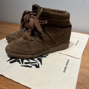 Isabel Marant skor  - Snygga bruna skor från Isabel Marant. Det är en kilklack i skorna på ca 5 cm, modellen heter Bobby. Nypris är 5900kr💕 hör av er vid frågor 💕