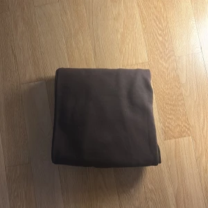 Bruna mjukisbyxor från Bik Bok i S - Mysiga bruna mjukisbyxor från Bik Bok i storlek S. De har resår i midjan och vid bensluten för en skön och avslappnad passform. Köpt för 499kr säljer för 399kr. Hämtas i Östersund eller skickas på post.