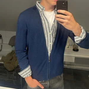 Randig skjorta  - Riktigt fet skjorta från ett underskattat märke! || Casual Friday skjortan är perfekt för layering! || Oanvänd, skick 9,5/10 || Storlek: S || Pris: 199kr || Skriv vid minsta fråga!