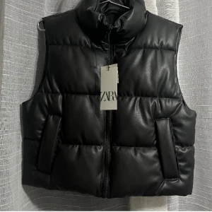 Svart väst - Svart väst från Zara, storlek S. Prislappen sitter fortfarande kvar och nypris är 499kr. Hör av dig vid eventuella frågor eller om bild på önskas🩷
