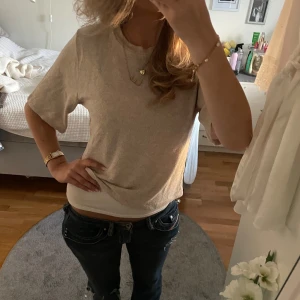 Beige tröja  - Enkel och stilren beige topp med korta ärmar och rund hals. Toppen har inga defekter och säljer den då den inte kommer till användning ☺️☺️