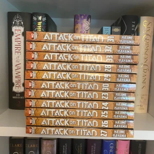 Attack on Titan Volym 23-33 + No regret 3 - Samling av Attack on Titan volym 23-33 + no regret 3! Olästa. Engelska.