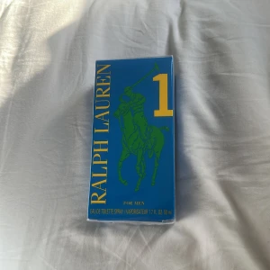 Ralph Lauren Big Pony 1 EdT 50ml - Fräsch herrparfym från Ralph Lauren, Big Pony 1, i en blå kartong med grön polospelare och gul siffra. Eau de toilette spray, 50 ml. Perfekt för dig som gillar sportiga och energiska dofter.