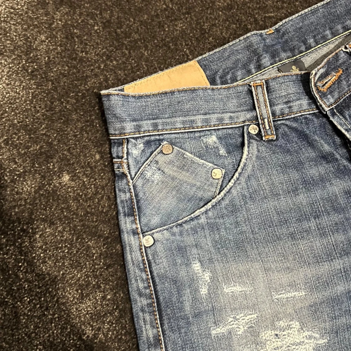 Blå slitna jeans från Dondup - 92