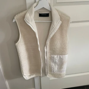 Teddy/fleece väst från Peak Performance  - Snygg vit fleeceväst från Peak Performance. I väldigt fint och bra skick. Nypris: 1200kr