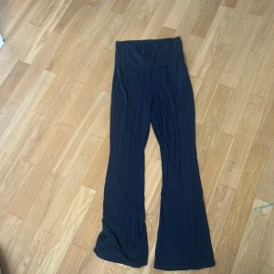 Svarta bootcut byxor från 157 - Säljer ett par svarta bootcut byxor från 157 med hög midja. Byxorna är i mjukt och stretchigt material, perfekta för en chill och trendig look. Passar dig som gillar bekväma och snygga byxor med lite utsvängda ben.