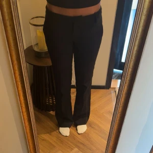 Svarta kostymbyxor med bootcut - Snygga svarta kostymbyxor Vera, från bik bok med bootcut och låg midja. Byxorna har fickor på sidorna. Nypriss 499 kr och är använda 2 gånger. 