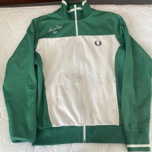 Grön och vit track jacket från Fred Perry - Säljer en grön och vit track jacket från Fred Perry storlek M