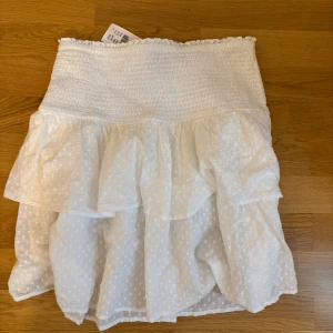 Vit volangkjol  - Helt ny har prislappen kvar 