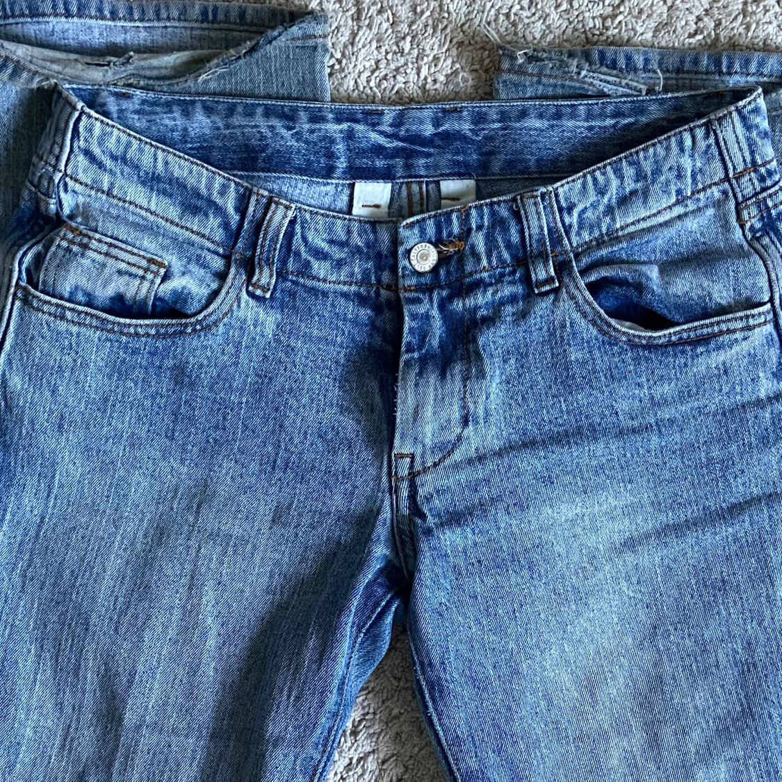 Blå lågmidjade utsvängda jeans