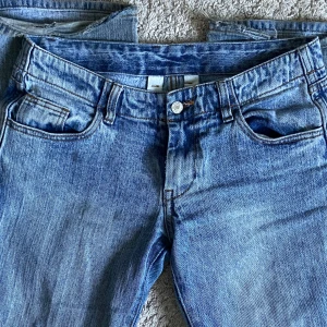 Blå lågmidjade utsvängda jeans - Jättefina och gott skick!